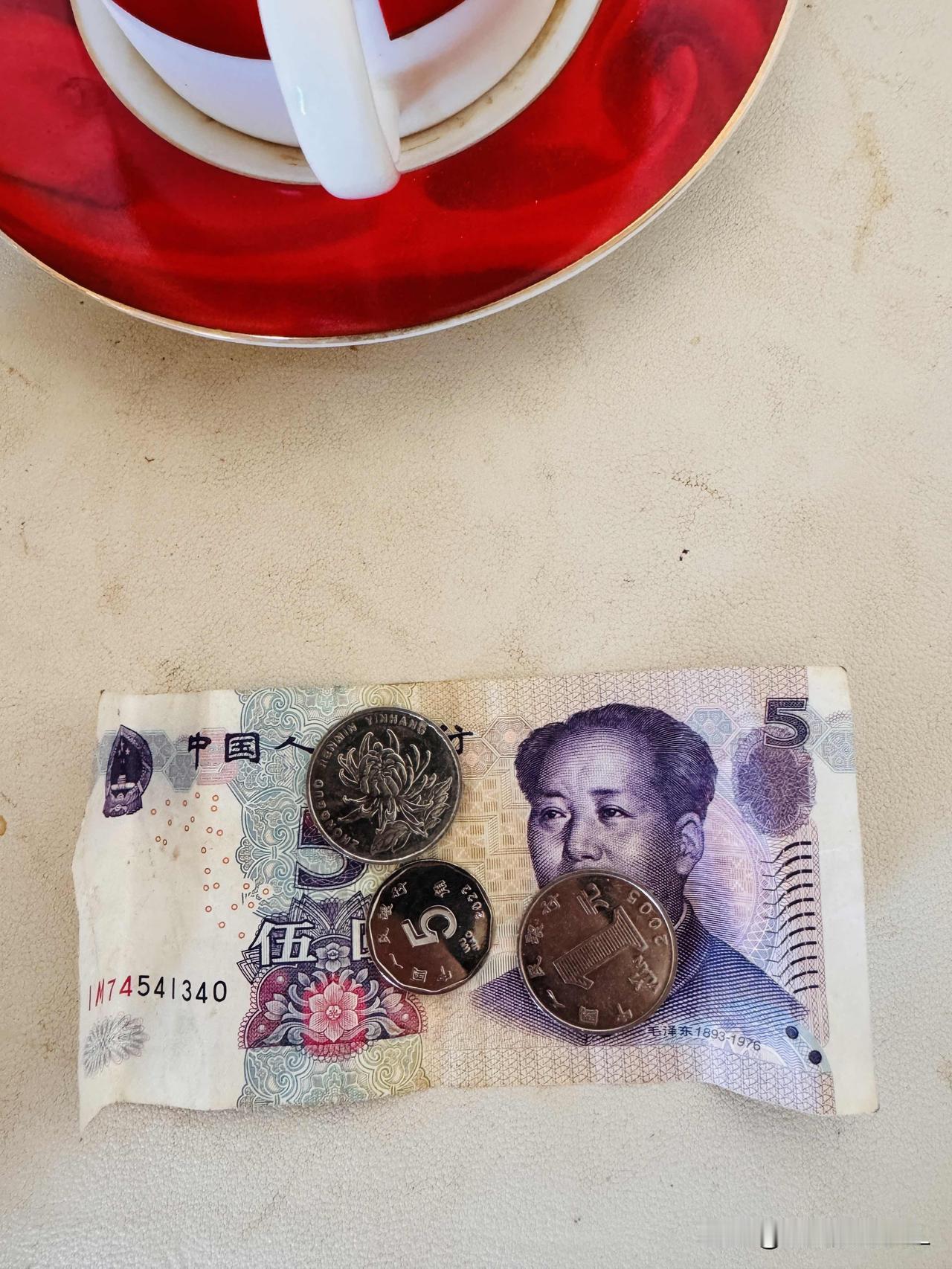 苍蝇腿也是肉。今天，我又有收入进账了。我把家里攒了一个月的废旧纸箱、空塑料