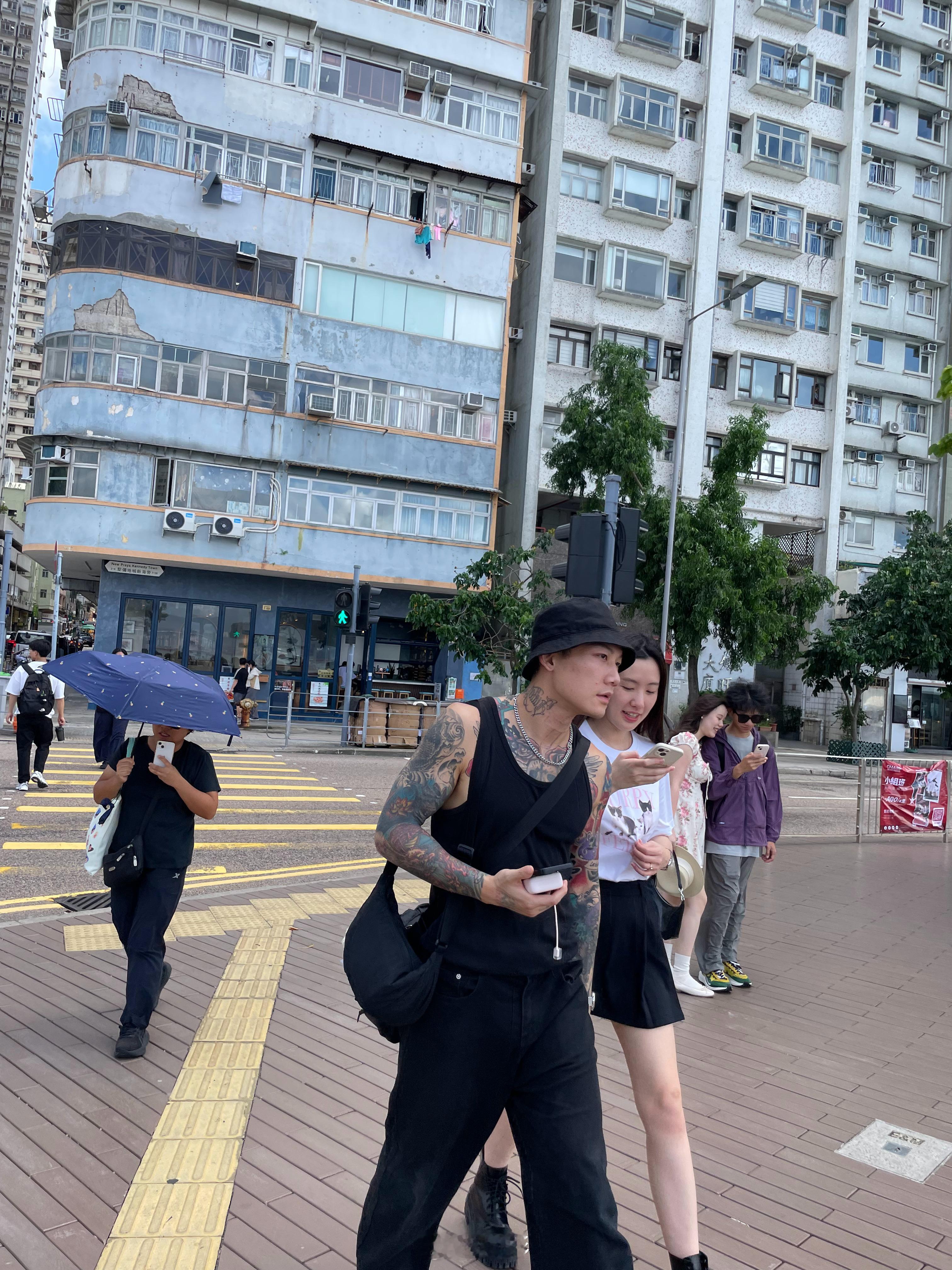 香港满大街随处可见旧款iPhone。​​​