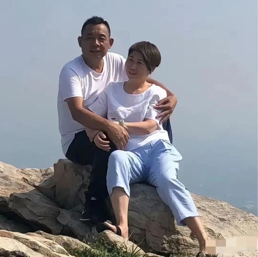 看于东来夫妇眺望远方的的样子，我的眼睛怎么有点湿润了呢！这个画面让我想起了