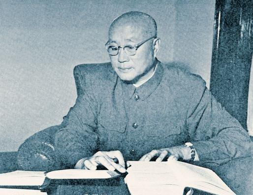 1970年的一个深夜，许世友特意喊来肖永银，让他赶紧去接一个人。这个人在当时身份