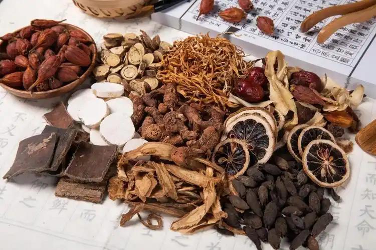 安徽亳州中药市场暗访，全链条造假已经烂透了。不少人吐槽喝中药没用，喝了好几副不