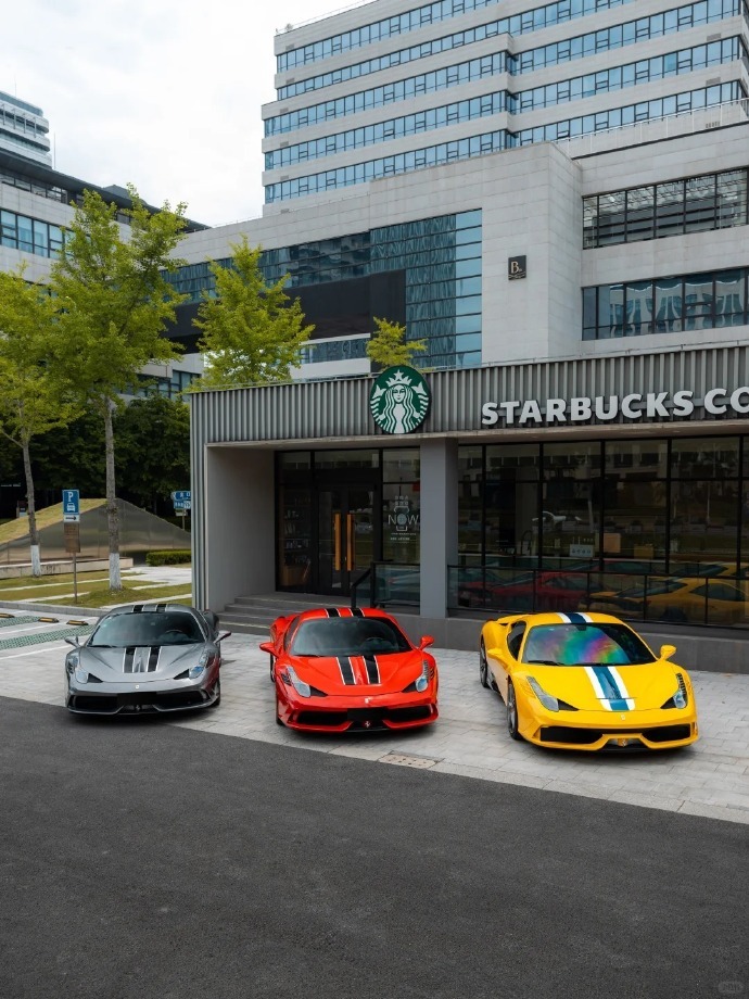 瞧瞧这台Ferrari458Speciale！它可有三种不同的颜色呢。快来