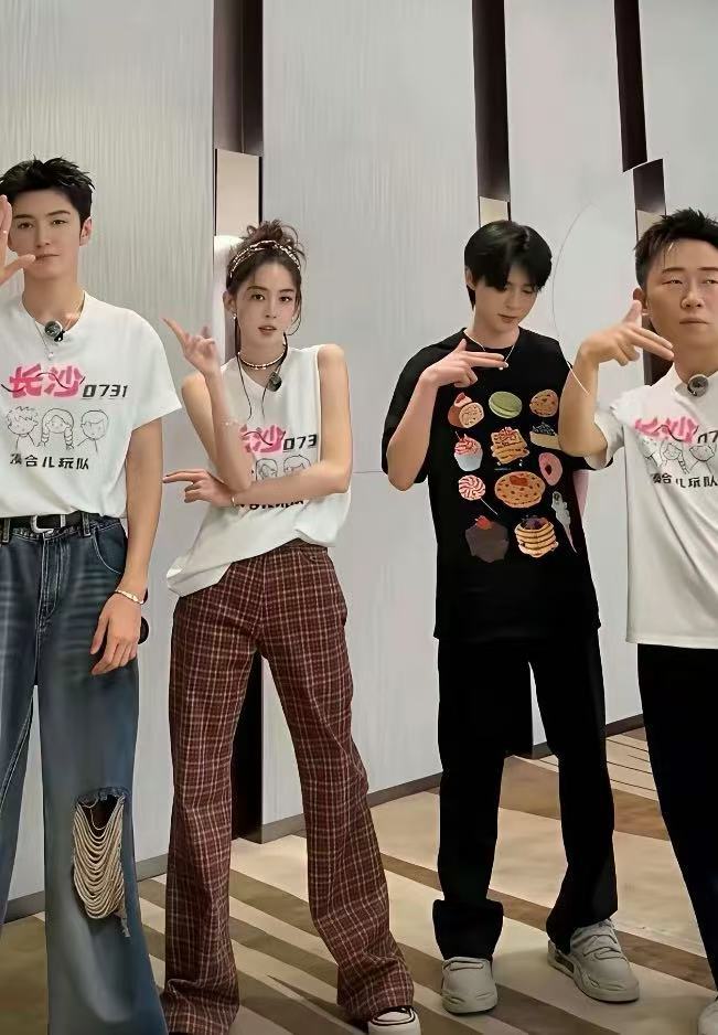 单看这三人，还以为P图了，直到看到杨迪。​​​