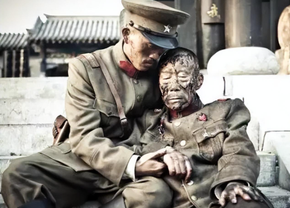 1940年，于凤至胸前严重溃烂，抛下丈夫张学良赴美治病。她憔悴走下飞机，正茫茫然