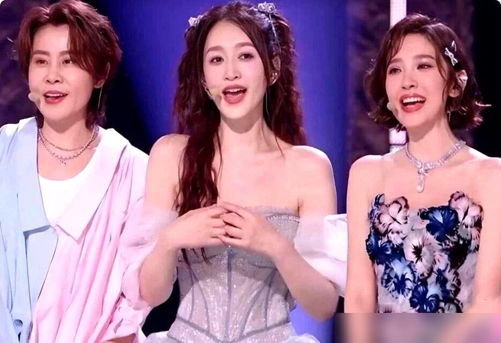 李小冉疯了？排练现场，她盯着音乐总监赵兆，脱口而出两个字：老公。空气瞬间凝固。