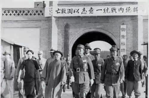 官方给他的评价，很高了。说他指挥了西安保卫战，硬抗了镇嵩军还十个月守成了，这