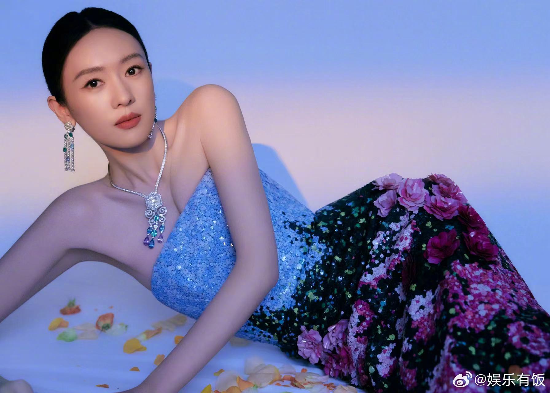 童瑶五十朵立体玫瑰繁花裙高定礼服通过立体剪裁与手工装饰的完美结合，在童瑶身上演