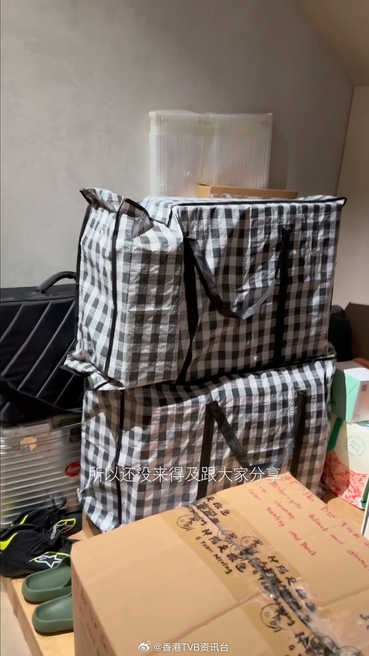 袁伟豪张宝儿告别六千万屎水屋，全新豪宅开箱，设有儿童玩乐区摆放巨型玩具给儿子放电