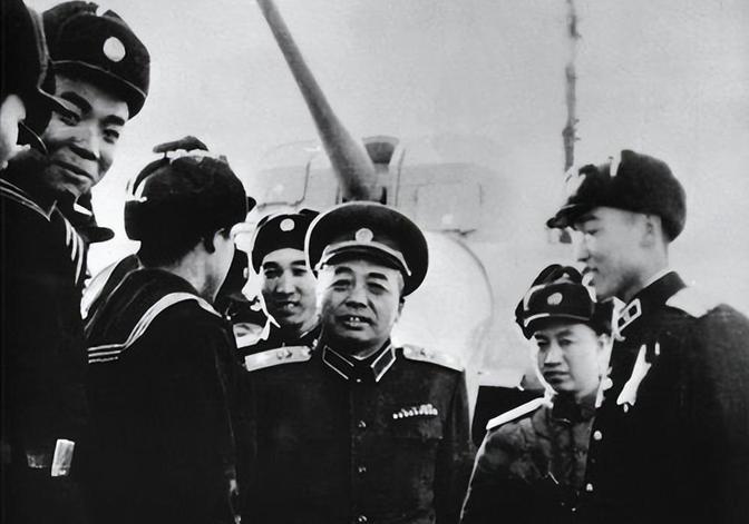 1998年8月下旬的一天，原国家主席杨尚昆同志，静静地躺在301医院病床上。此时