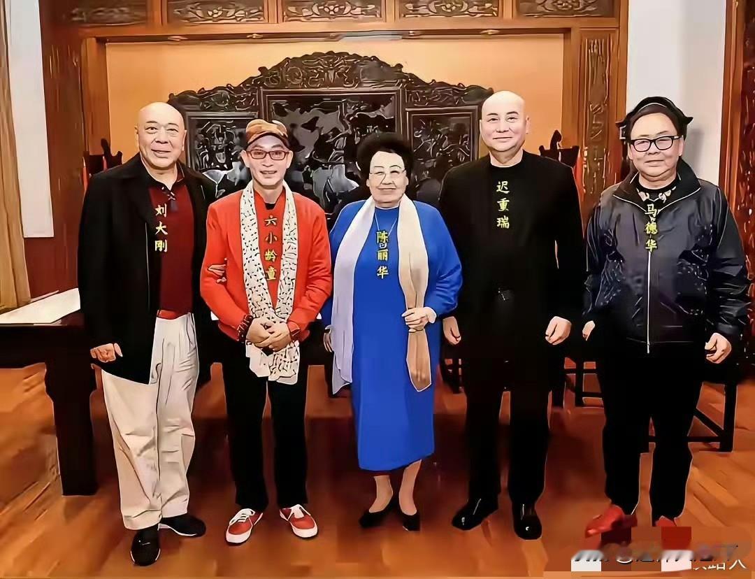 1、西游记“西天取经”全班人马和陈丽华合影。自左向右：沙僧饰演者闫怀礼、孙悟