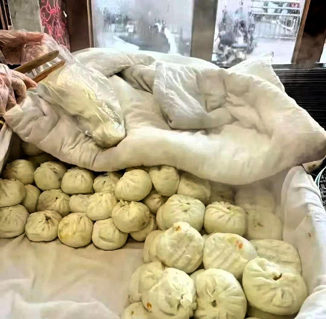 西安小伙陪床顺手给隔壁家属带包子，连买五天，十块一份，对方接过就吃，一句谢谢都没