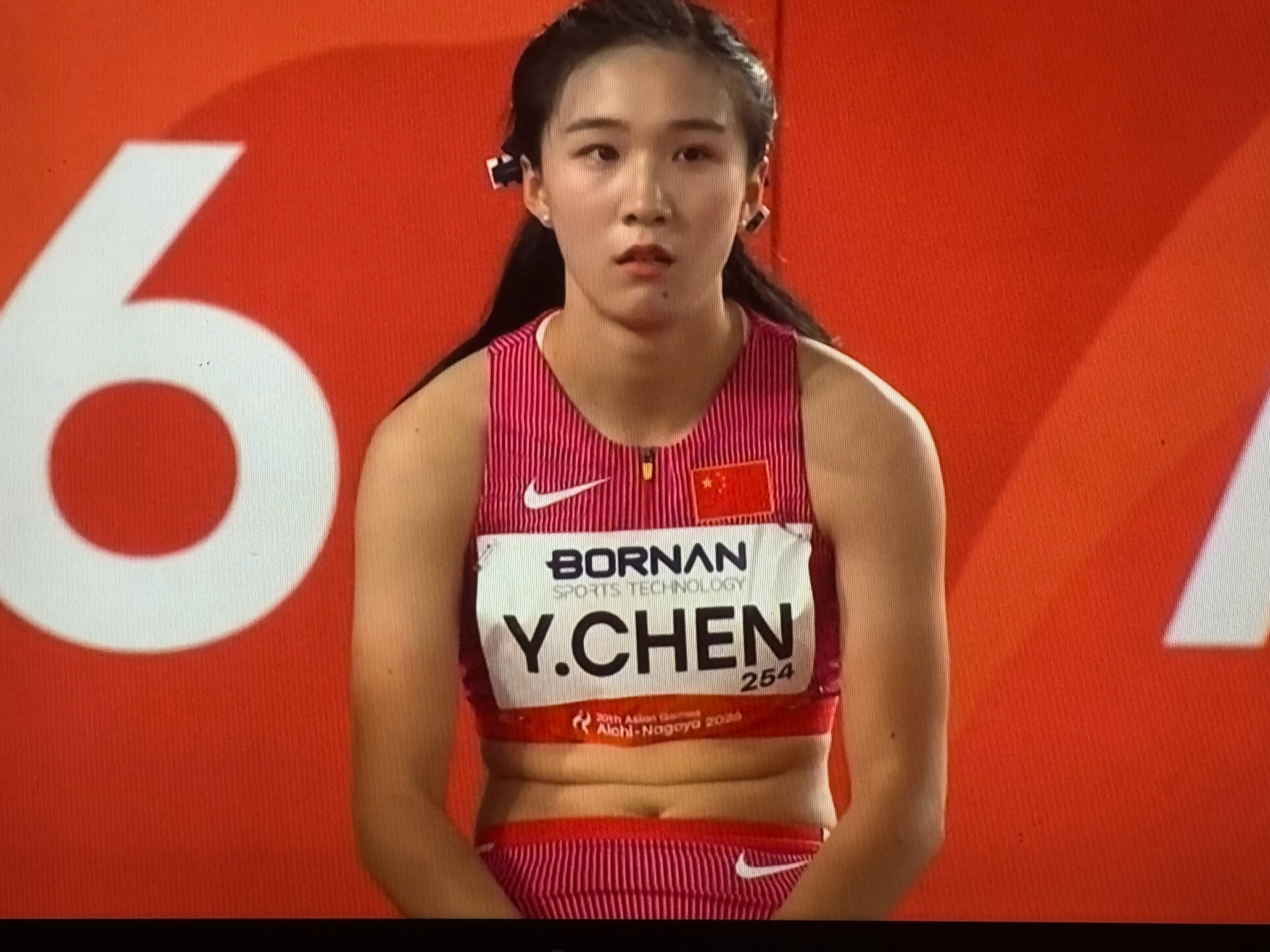 小孩姐来了今晚能跑出多少成绩？能不能破11秒？另外，小孩姐也有游泳圈[doge]