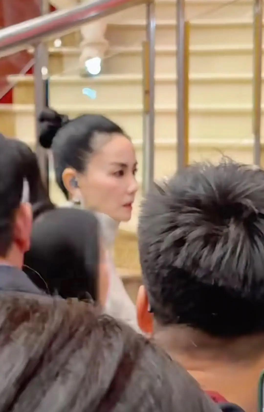 王菲春晚下播后，匆匆赶回家过年了，就是不知道她去陪谢霆锋、还是窦靖童！王菲春