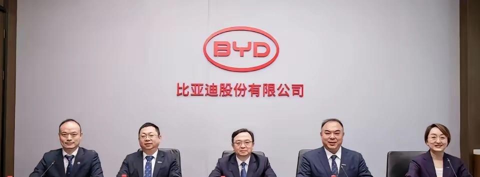 2025年，中国汽车销量正式超过日本，成了全球第一。我看这个数字，最狠的不