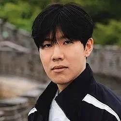 今天iG输给T1，TheShy必须背锅，因为今天IG是有机会击败T1的。可他偏