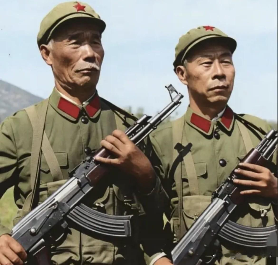 1977年，时任总参军训部顾问孙毅将军（左）虽然73岁高龄，仍坚持深入基层，与总