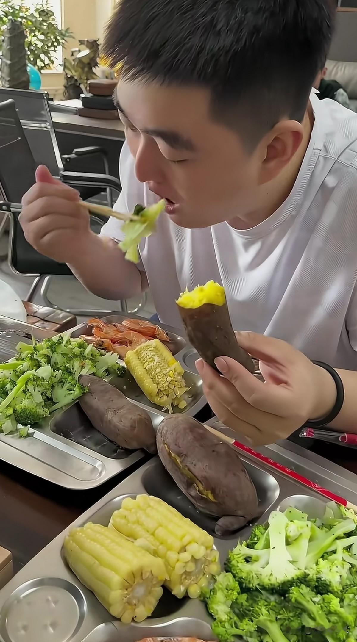 真想不到，身价百亿的赵本山老师的儿子大牛，居然和我们普通人家吃的一样，红薯，玉米
