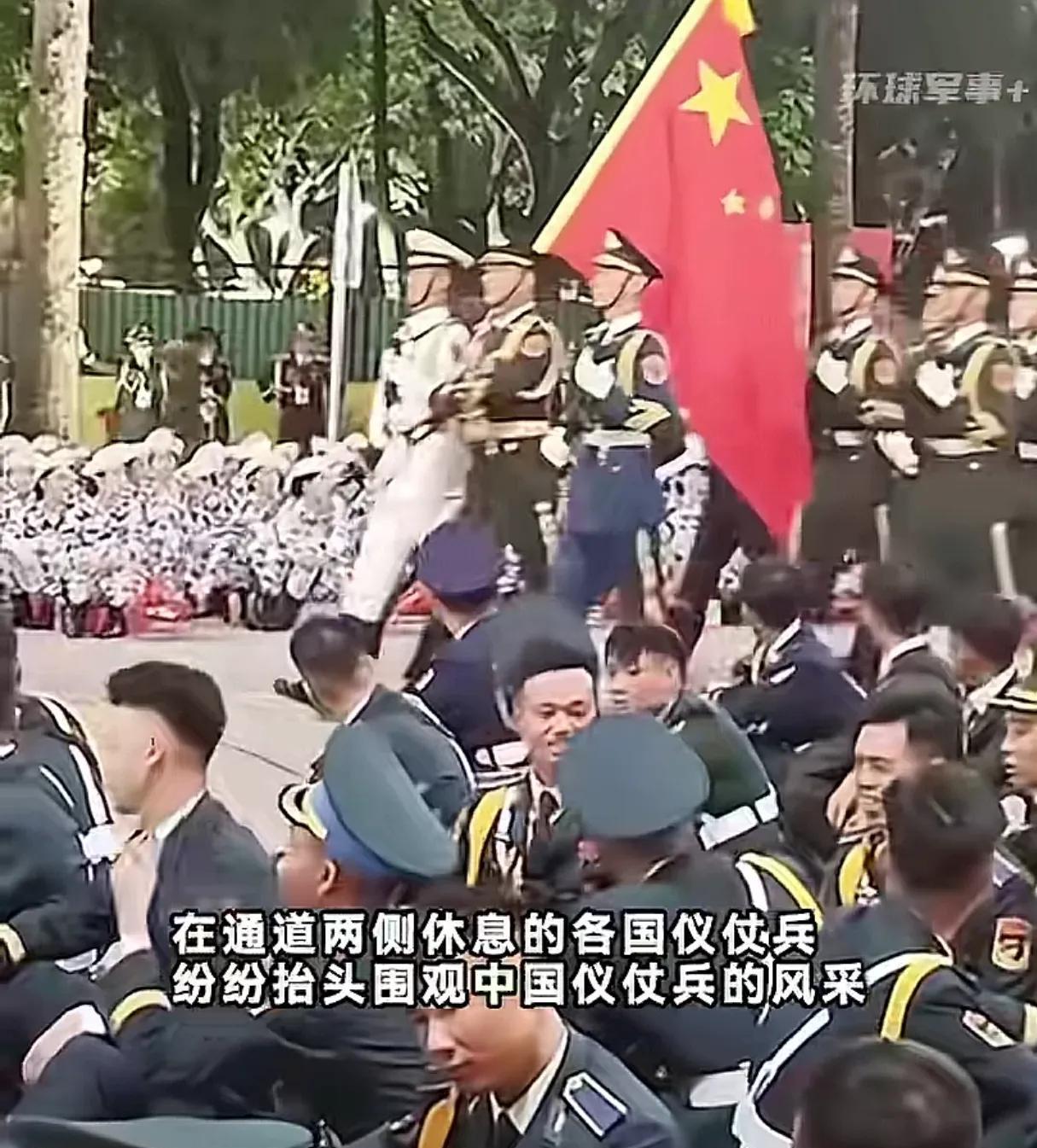 越南军队阅兵彩排休息，看到解放军后，军官马上指指点点越南的这次阅兵是9月2号，