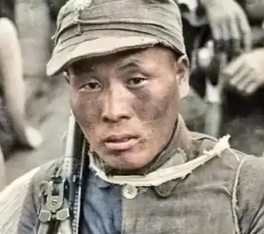 1945年5月，机枪手曾岳峰因伤掉队，没想到，他遇到100名日军正在吃饭！他立马