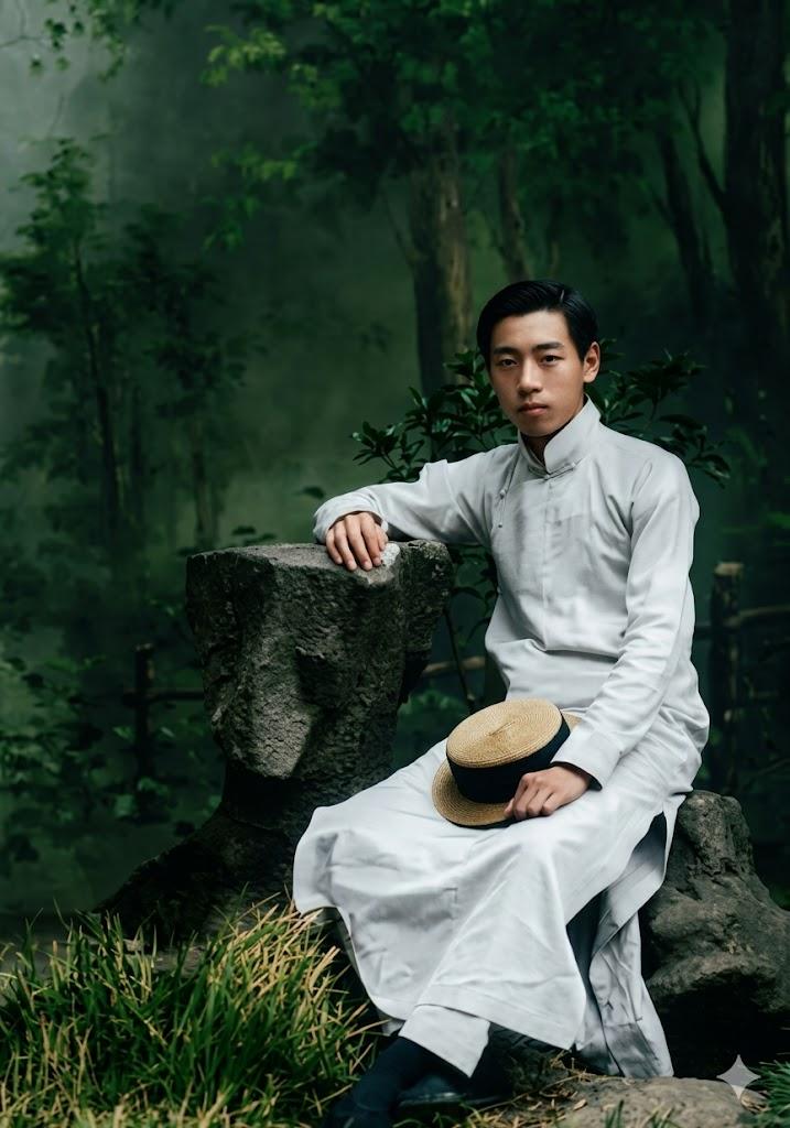 照片是1910年就读南开学校时的周恩来。彼时他十六七岁，一身素白长衫，手持礼帽，