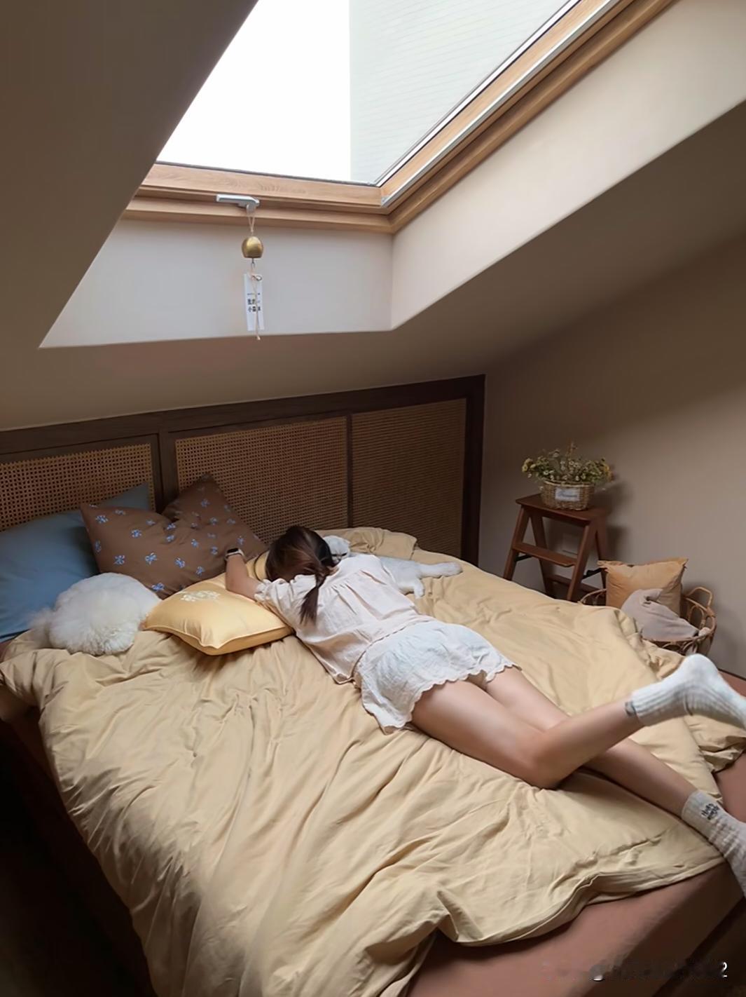 房间不大，一个人睡刚好！我的小阁楼虽然只有15平米。但布置得舒适又温馨1