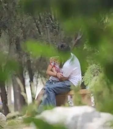 小雅和她对象谈了快半年，感情挺好。但有个事让她特别别扭——每次俩人晚上约会，比如