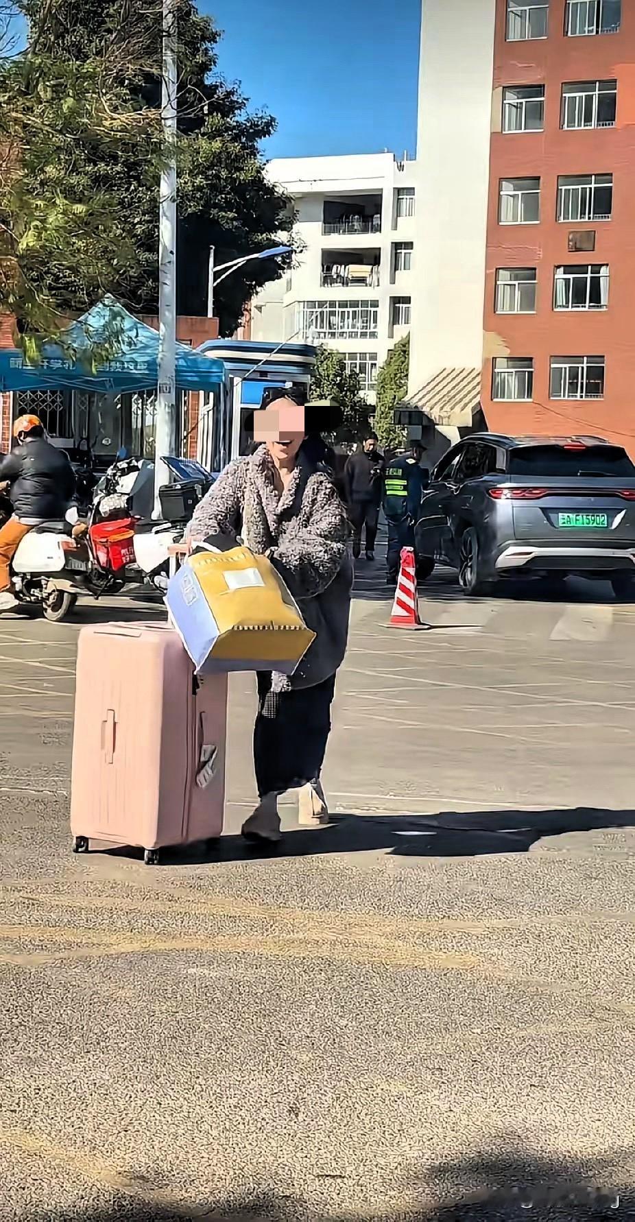 大学生女孩拖着行李刚出校门，一声熟悉的呼唤让她当场愣住，下一秒直接破防！昆明