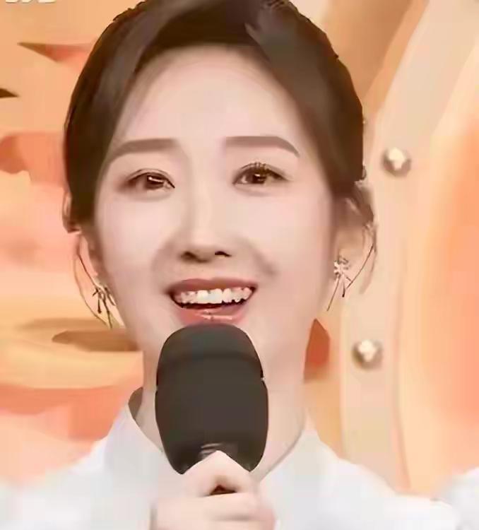 她不是突然火的，是慢慢被看见的。央视新节目《文脉·中国》官宣了，王嘉宁站C位。