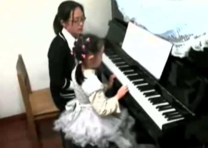 就在昨天，那个曾经因为“逼女儿练琴”而登上热搜的妈妈，晒出了一段视频。画面里