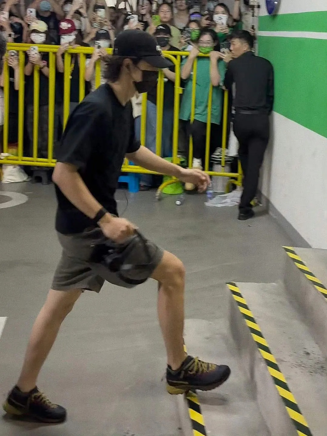 这个王一博，现在的肌肉线条太漂亮了，身材是真的好啊~​​​