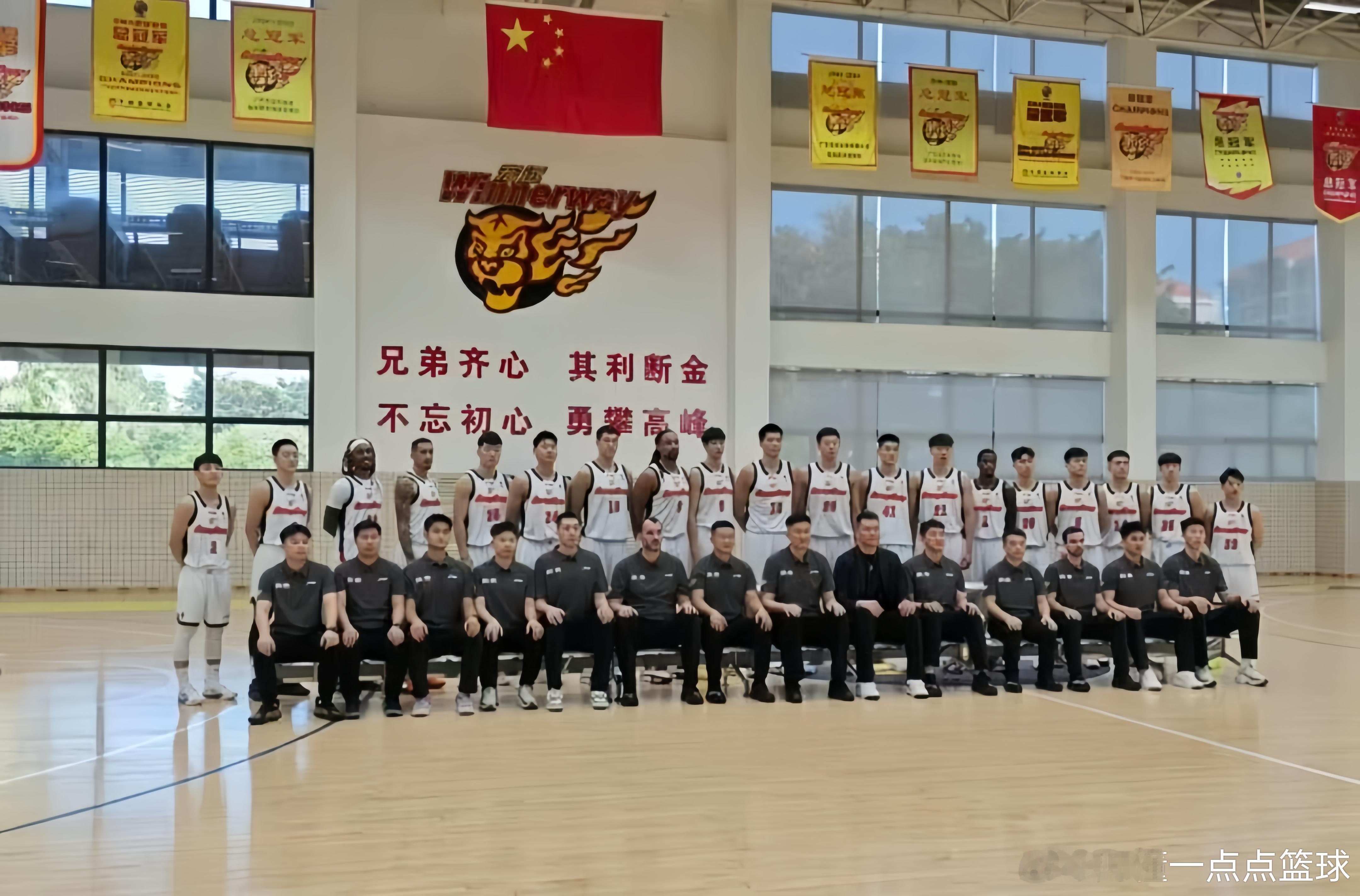 广东宏远男篮大家庭新赛季定妆大合照，19名球员及14名教练组成员全部亮相！总经理