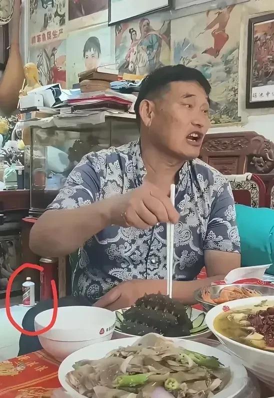 人有钱了，都会享受生活，大衣哥也不会例外。图一红圈处是大衣哥喝的酒，身份的象征