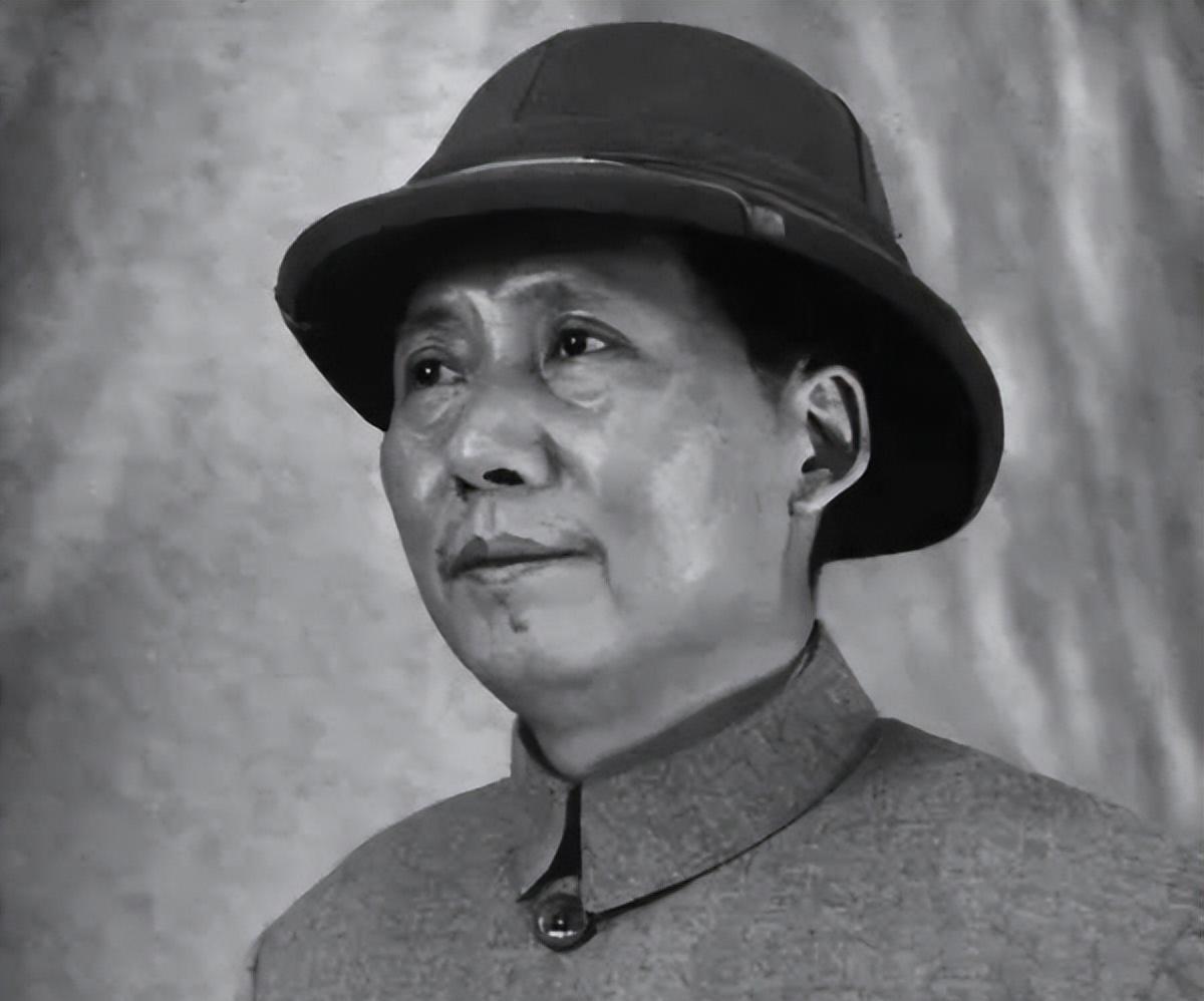 重庆谈判时，报社要发表《沁园春·雪》，周恩来不同意。1945年10月，重