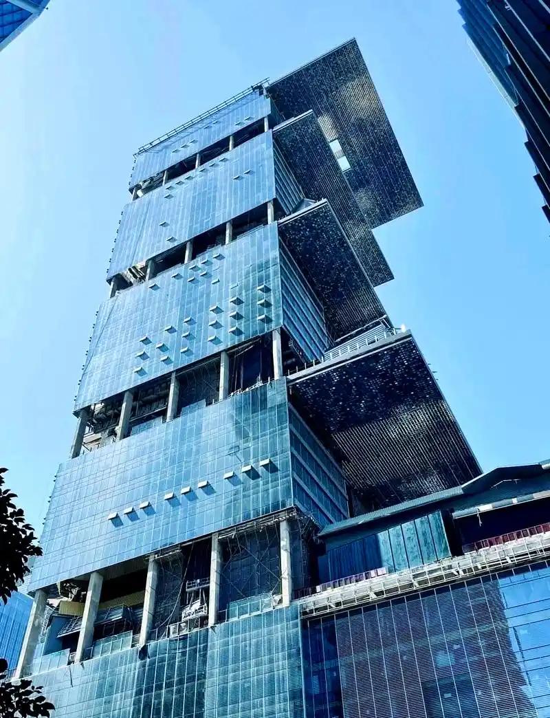 我刷到国庆假期腾讯整栋大楼在岗人数比平日加班人数还多的新闻，第一反应是企业压榨员