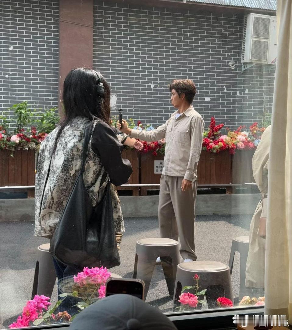 52岁钟汉良洛阳就餐被偶遇，真人比镜头里更帅气！保养得当、身形挺拔，穿搭简约有格