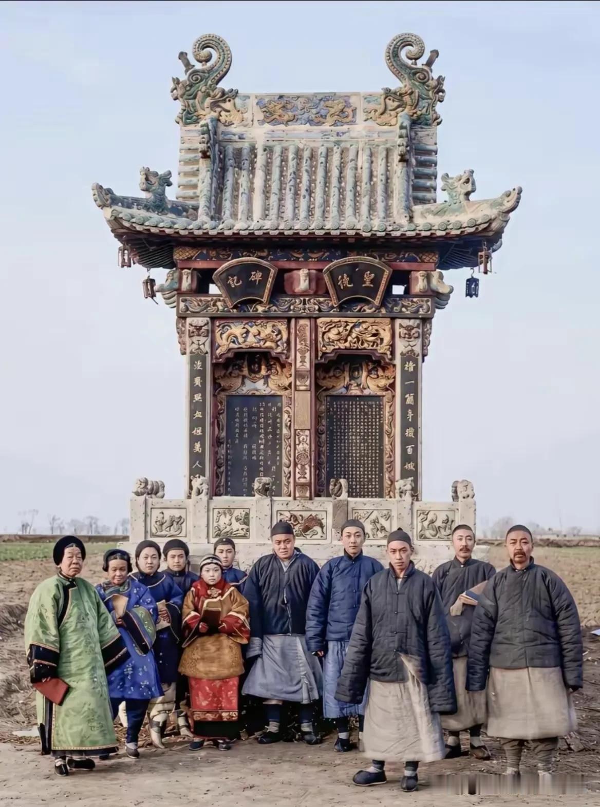 这是一百多年前一个家族的合影。有一说一，那时国人的服饰真不咋地，精气神更是差到了