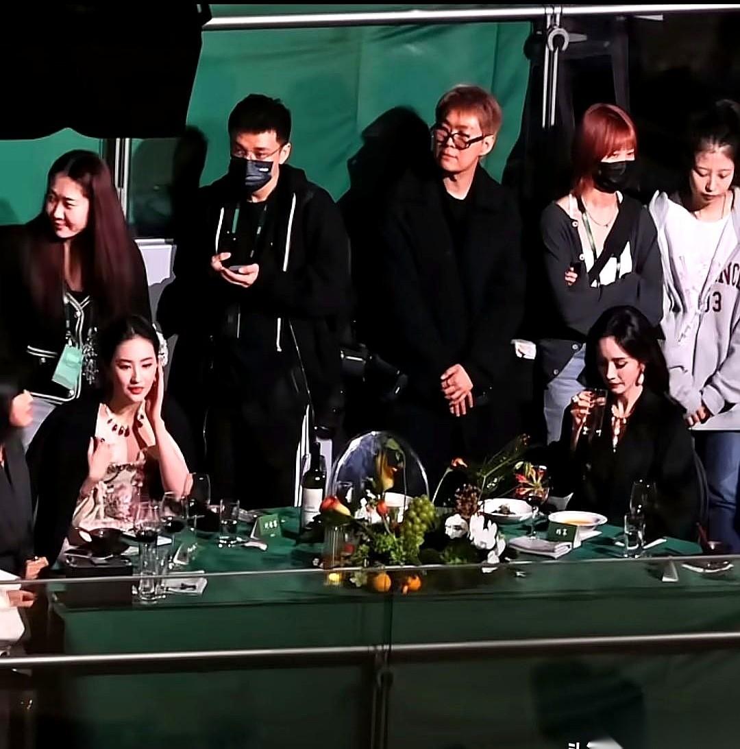 这张图看得我有点恍惚。杨幂和刘亦菲，坐在一张桌子上，中间隔着一条看不见的河。谁