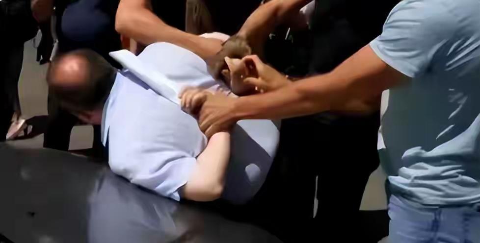 东风导弹泄密案：国安追查6年无果，却意外被一卖菜老汉揪出真凶菜市场里，一个蹲在