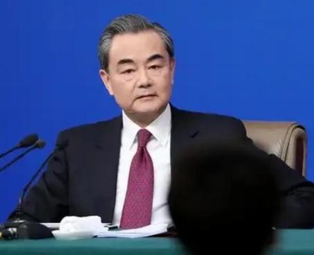 现在不管日本背后有没有美国，咱们已经不打算继续等下去了，王毅直言：我们有权对日本