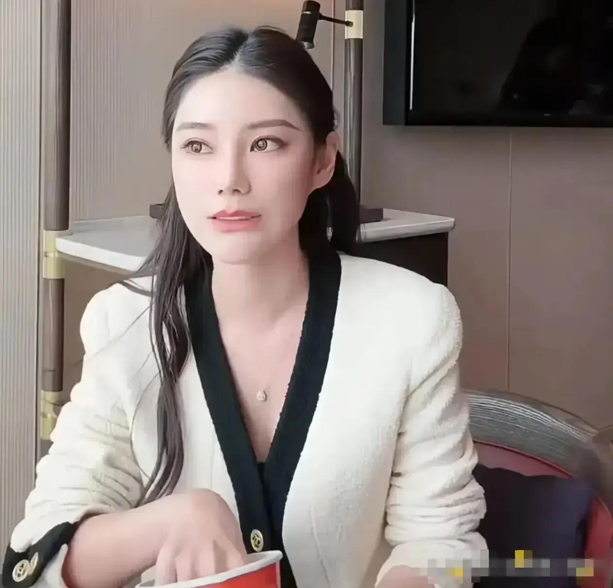 我觉得马赚的也是辛苦钱，真的不容易，爹妈一家子都齐上阵的那种，自己生孩子带孩子内