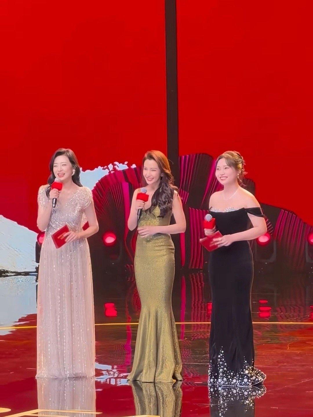 没人觉得李雪琴很可怕吗？现在都能和周涛李冰冰同台主持了，还肉眼可见地变美变瘦这么