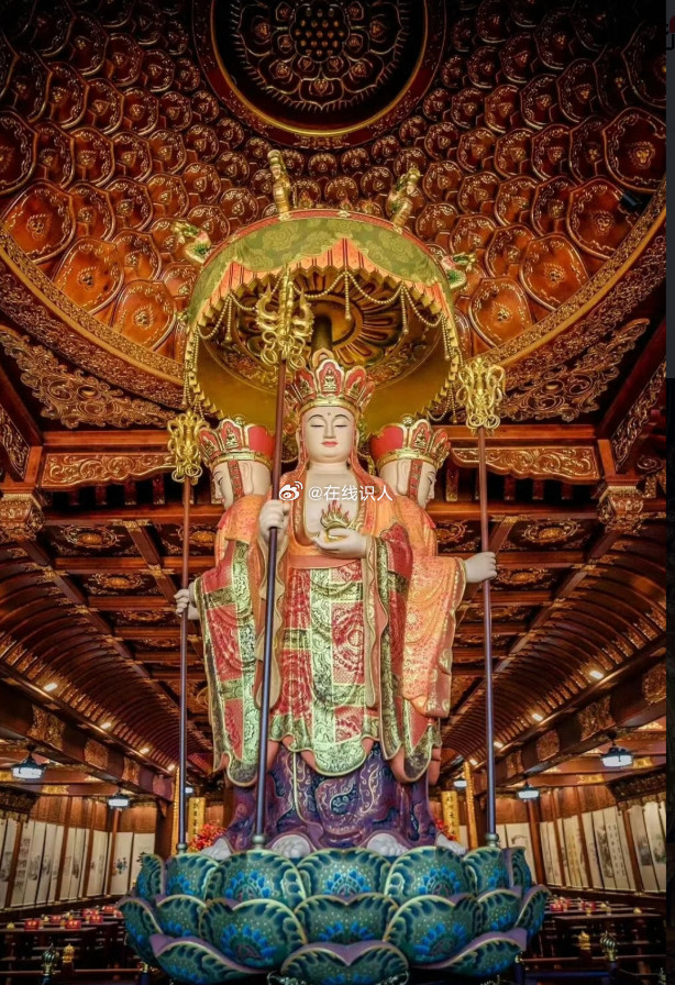 南无大愿地藏王菩萨慈悲🙏愿生者业障消除，离苦得乐，逝者往生净土🙏