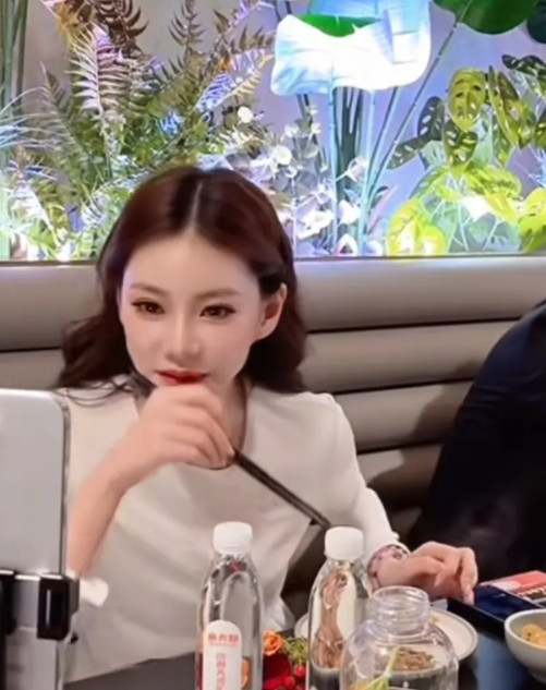 这是给兰姐取得媳妇，果然和妈妈是一度对，一开播状态就上线这时候问筱梅偶像是谁，