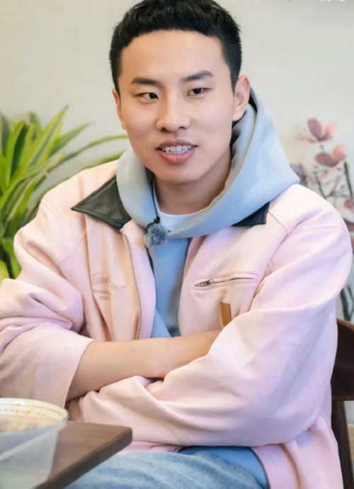 杨迪无意间发现徐志胜手机没贴防窥膜股票界面一片绿油油，结果徐志胜一脸淡定：我看