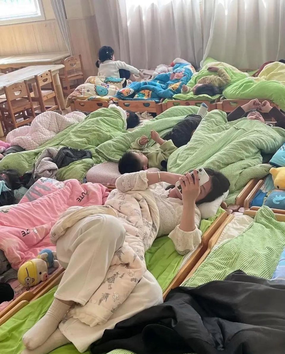 爱睡的老师正在陪一群不睡的娃
