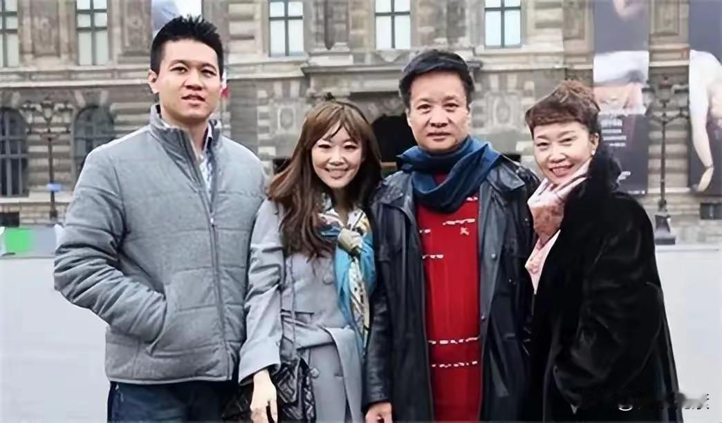 这是著名歌唱家阎维文老师幸福的一家。左边的是他女婿，又高又帅，也是一个科技企业的