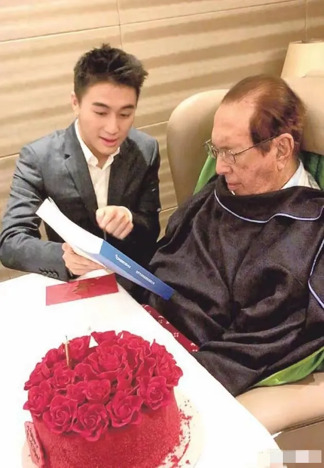 在找太太这件事上，何猷君要比赌王清醒得多，他哪里是什么恋爱脑的霸道总裁，分明是个