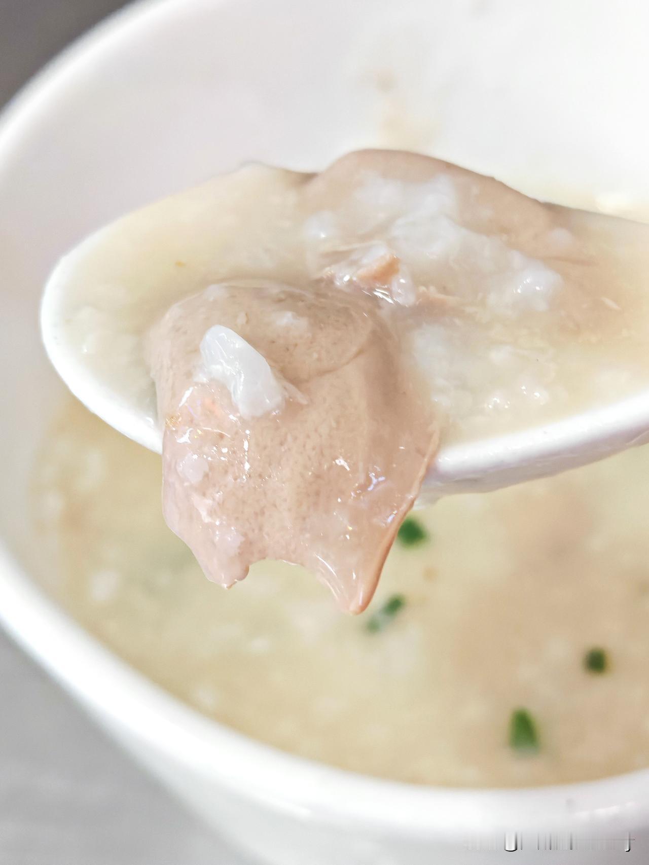 生滚粥，老广早餐界的爱马仕！米熬得绵密软烂，滚烫汤底现滚鲜料，猪肉牛肉、猪肝猪腰