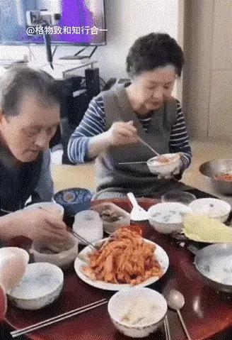 一女子嫁到韩国后，经常发视频炫耀，说幸福指数高！还夸，韩国泡菜有层次感！然后发