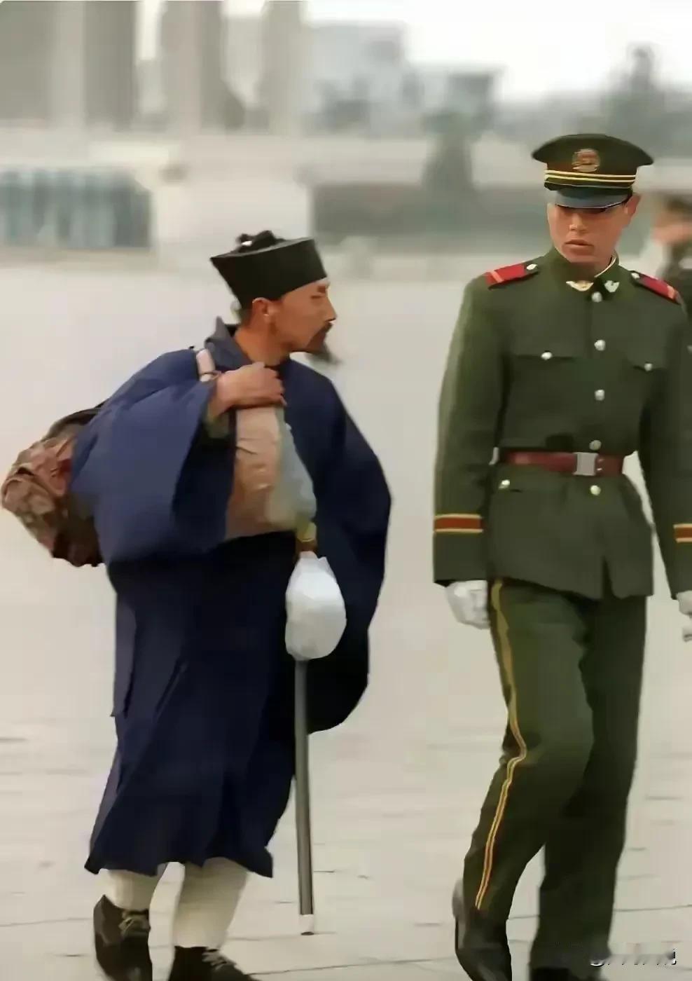 出现在天安门广场上的这个道士，他是什么身份呢？90年代的一天，一名道士出现在天